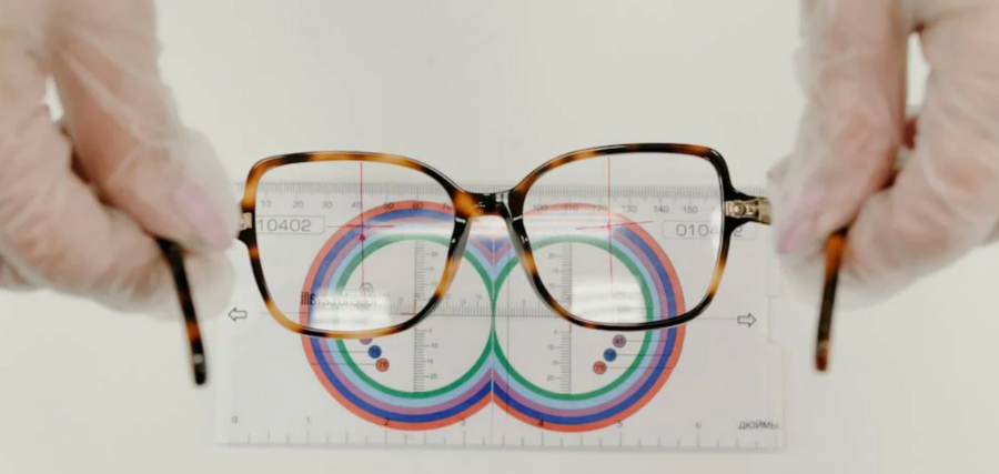 EL IMPACTO DE LA INVENCIÓN DE LOS ANTEOJOS EN LA SOCIEDAD ACTUAL