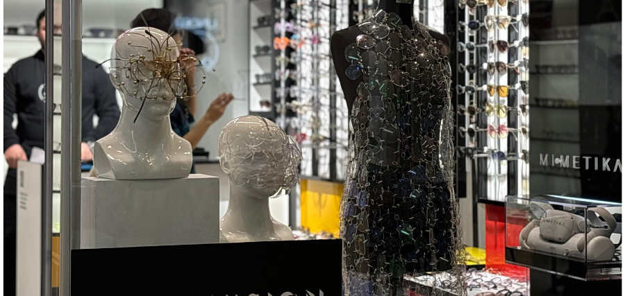 AS U SEEN ON THE PAPER: "DISEÑADOR USO ANTEOJOS PARA ADORNAR UNA VITRINA"