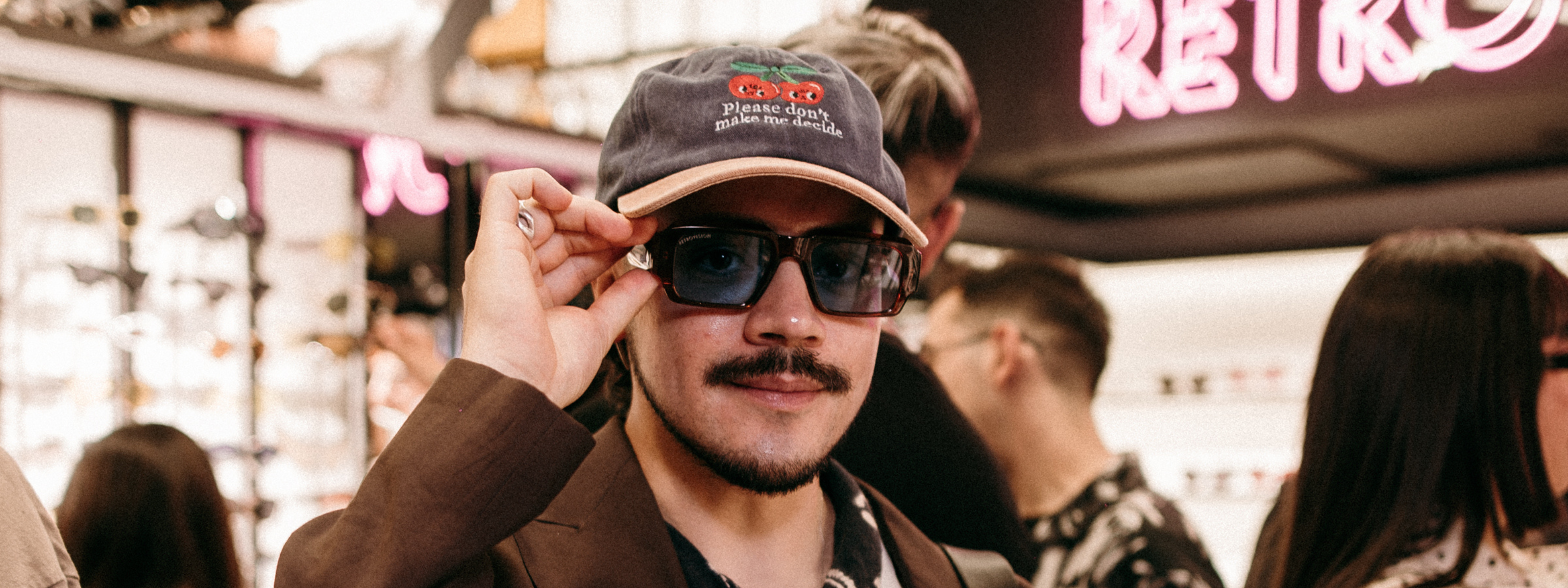 SOCIALES LANZAMIENTO NUEVA VITRINA RETROVISION DRUGSTORE